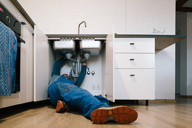 Professional Emergency Plumber technician working in North Tazewell, VA